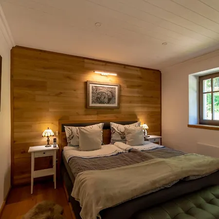 فيلة Waldhuette *